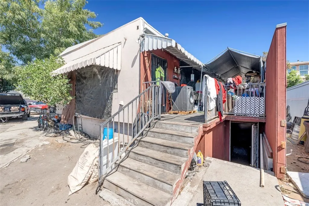 120 N Bonnie Beach Place, East Los Angeles, California 90063 home-pic-40